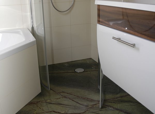 Waschtisch aus Marmor im Bad