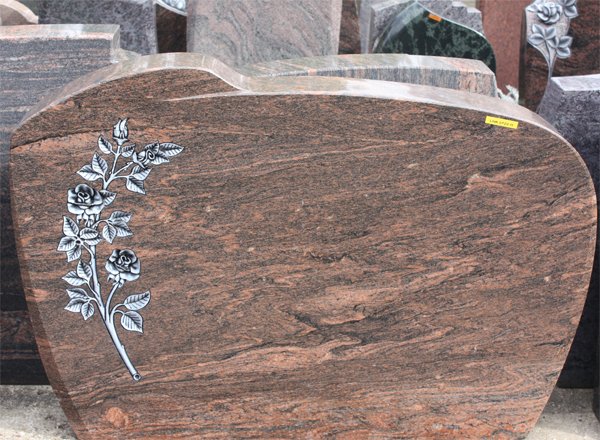 Grabanlage mit Natursteineinfassung